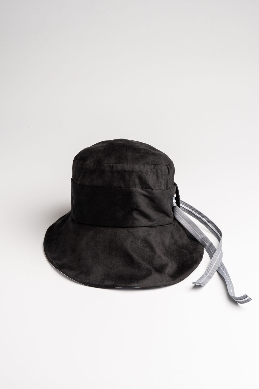 Very_Matters_Timeless_Light_Hat_Black_White_strip_front