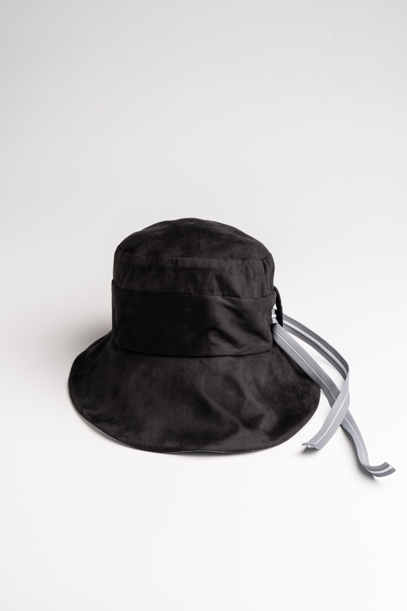 Very_Matters_Timeless_Light_Hat_Black_White_strip_front