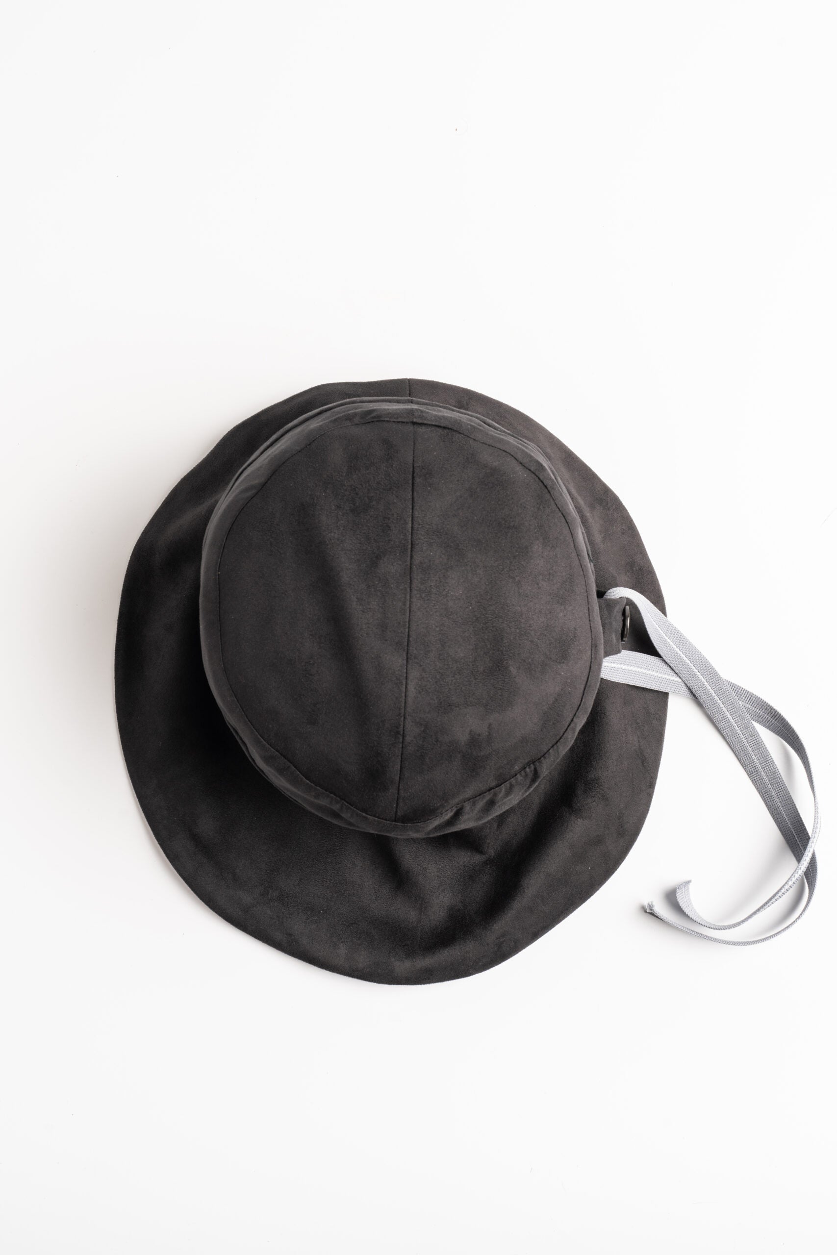 Very_Matters_Timeless_Light_Hat_Black_White_strip_topview